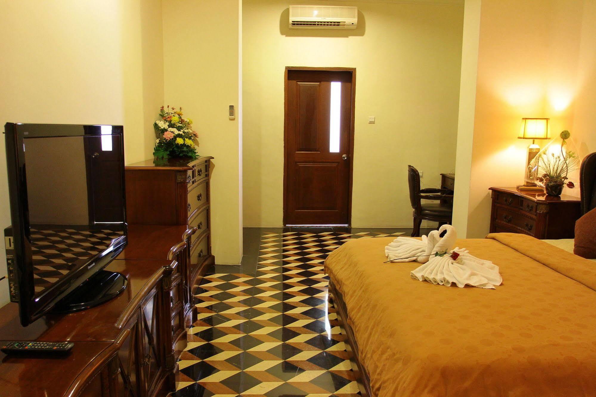 The Grand Palace Hotel Malang Exterior foto